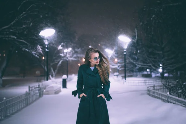 Krásná Žena Pózuje Zimní Ulici — Stock fotografie