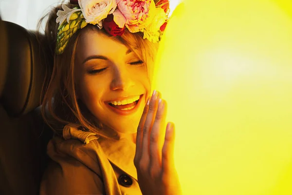 Усміхнена Красива Жінка Квітковому Вінку Позує Машині Жовтою Кулею — стокове фото