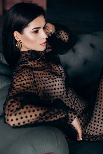 Stüdyoda poz veren çekici genç bir kadın.