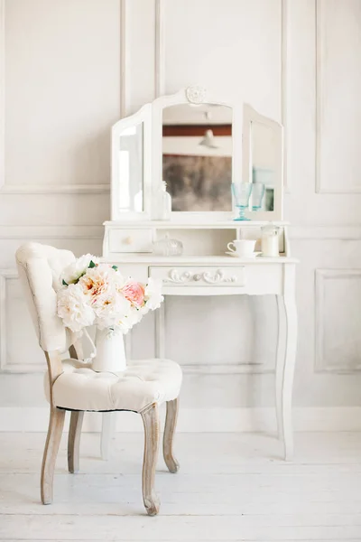 Bel Intérieur Blanc Chambre Classique Avec Parquet Murs Lumineux Avec — Photo