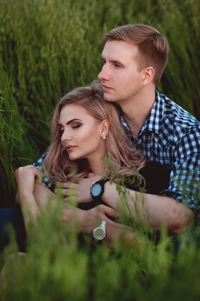 Mutlu çift açık havada eğleniyor.