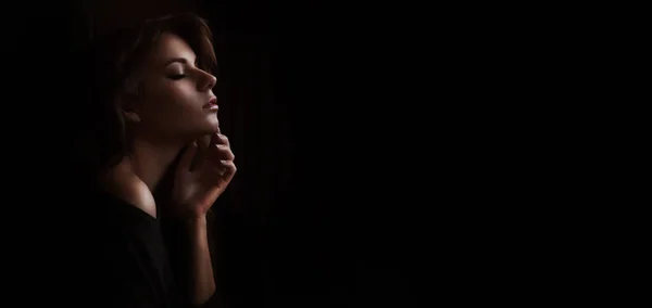 Stüdyoda poz veren güzel bir kadın.