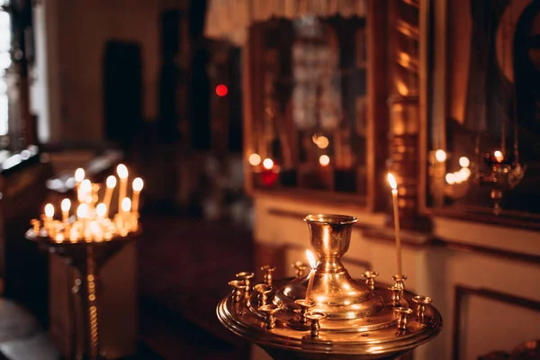 Kilisede mum yakmak.