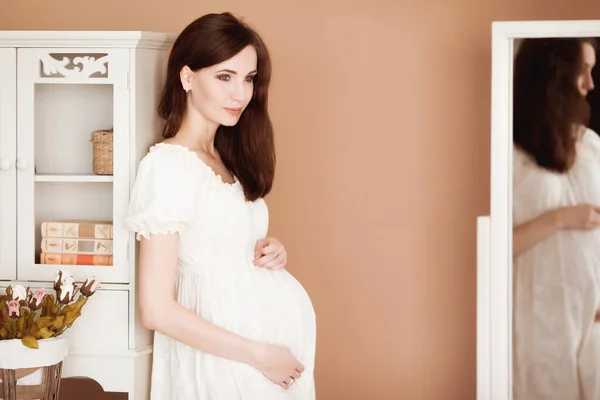 Όμορφη Έγκυος Μελαχρινή Γυναίκα Λευκό Φόρεμα Φόντο Μπεζ Τοίχο — Φωτογραφία Αρχείου