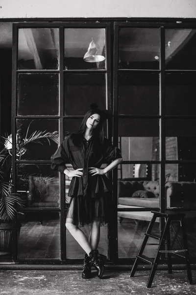 Stüdyoda siyah beyaz poz veren çekici seksi kadın.