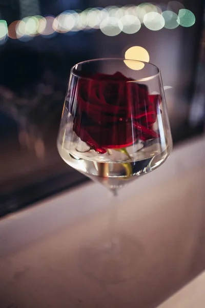Kırmızı Taze Güzel Bir Gül Şarap Kadehinde Kırmızı Şarap Için — Stok fotoğraf