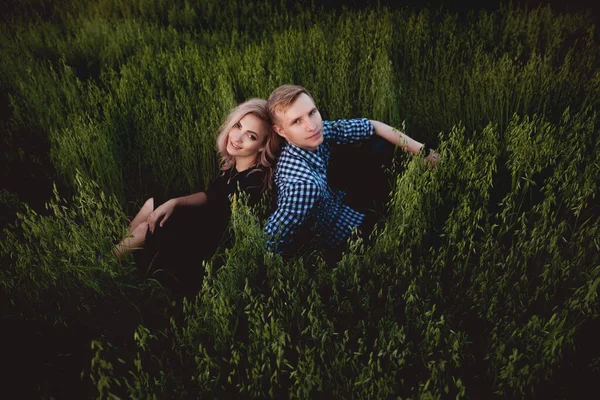 Casal Feliz Amor Divertindo Campo Livre — Fotografia de Stock