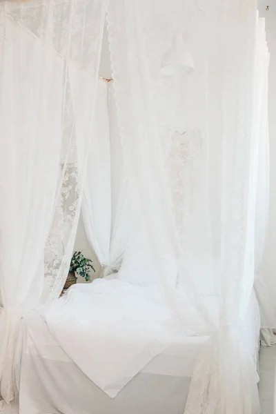 Уютная Светлая Спальня Минималистском Скандинавском Стиле Спальня Навес Кровать Одеяло — стоковое фото