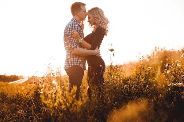 Mutlu çift açık havada eğleniyor.