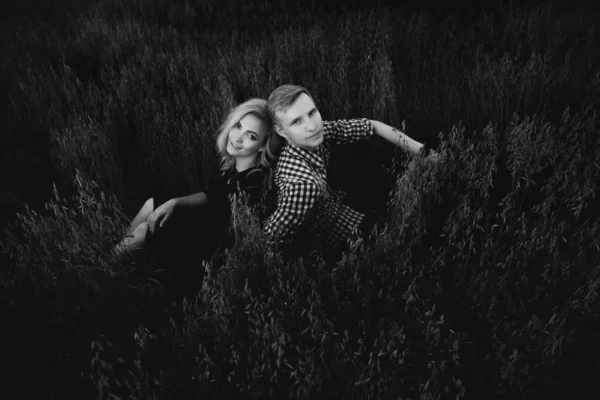 Güzel, genç ve aşık bir çift açık havada eğleniyor.