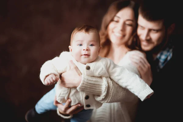 Gelukkig Jong Gezin Gezellige Truien Spelen Met Hun Zoon — Stockfoto