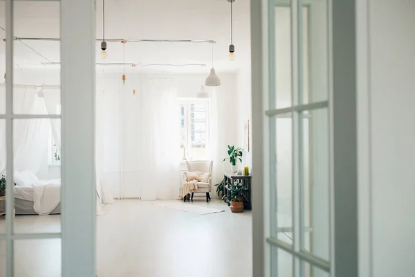 Quarto Acolhedor Branco Design Interiores Com Cadeira Cama Piso Madeira — Fotografia de Stock