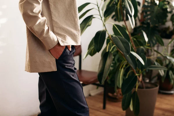 Modern elbiseli şık genç kadın evde poz veriyor.