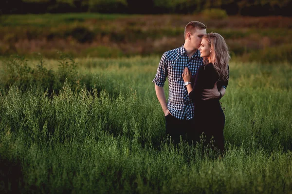 Casal Feliz Amor Divertindo Campo Livre — Fotografia de Stock