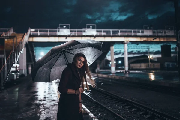 Krásná Mladá Osamělá Blondýnka Stojící Nástupišti Nádraží Pod Deštníkem Noci — Stock fotografie