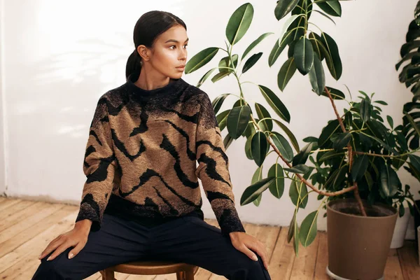 Elegante Jovem Mulher Sentada Cadeira Casa Com Piso Madeira Plantas — Fotografia de Stock