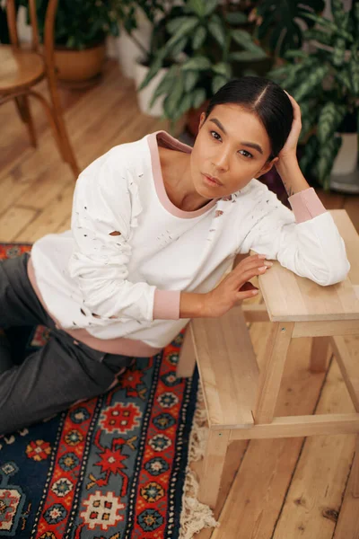 Hermosa Mujer Atractiva Elegante Posando Casa — Foto de Stock