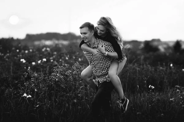 Krásný Mladý Pár Lásce Baví Poli Venku — Stock fotografie