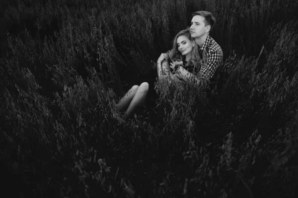 Güzel, genç ve aşık bir çift açık havada eğleniyor.