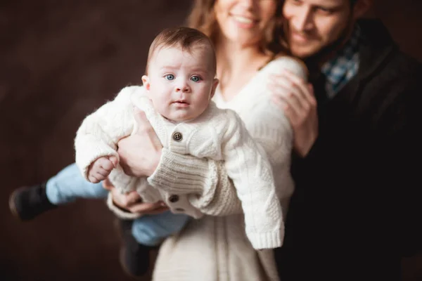 Gelukkig Jong Gezin Gezellige Truien Spelen Met Hun Zoon — Stockfoto