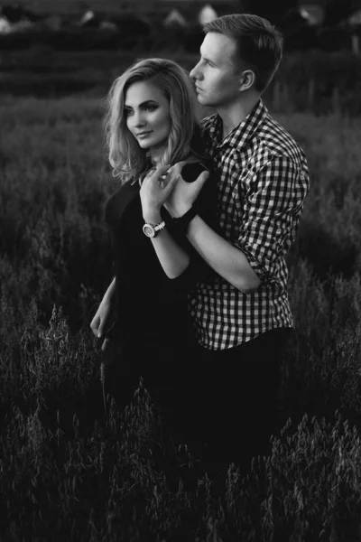 Güzel, genç ve aşık bir çift açık havada eğleniyor.