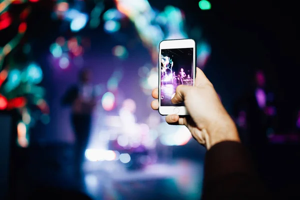 Fanoušek Koncertě Drží Smartphone Ruce Fotí Nebo Natáčí Video Pozadí — Stock fotografie