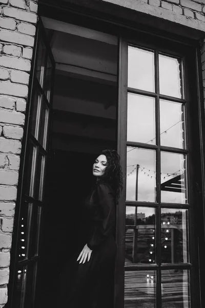 Молодая Женщина Черном Платье Остаться Входа Дверь — стоковое фото