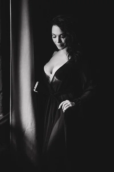 スタジオでポーズをとる黒のドレスの豪華な女性 — ストック写真