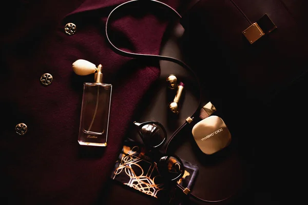 Bouteille Parfum Accessoires Sur Fond Noir — Photo