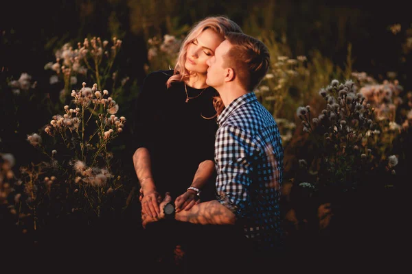 Casal Feliz Amor Divertindo Campo Livre — Fotografia de Stock