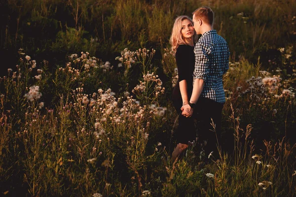 Pareja Feliz Enamorada Divirtiéndose Campo Aire Libre —  Fotos de Stock