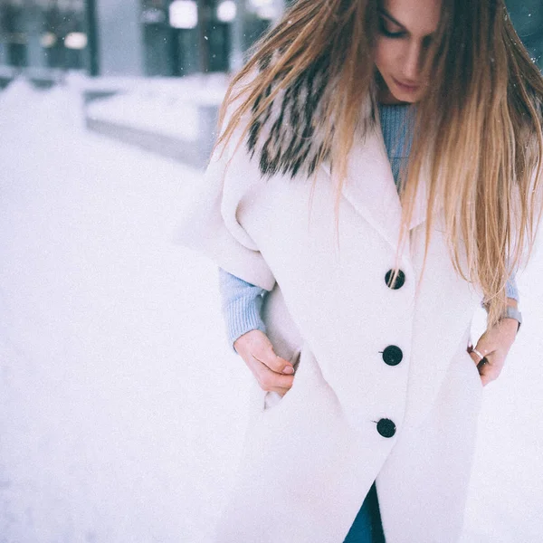 Kobieta Ubrana Biały Płaszcz Idzie Ulicą Uśmiecha Się Zimą Śnieg — Zdjęcie stockowe
