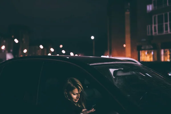 Hermosa Mujer Sentada Coche Por Noche —  Fotos de Stock