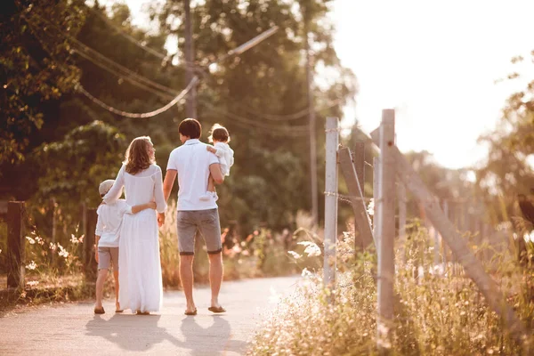 Famiglia Felice Abiti Bianchi Che Cammina Insieme Sulla Strada Tramonto — Foto Stock