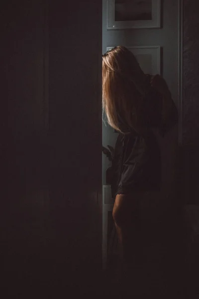Κορίτσι Ένα Μαύρο Φόρεμα Κοντά Στην Πόρτα — Φωτογραφία Αρχείου