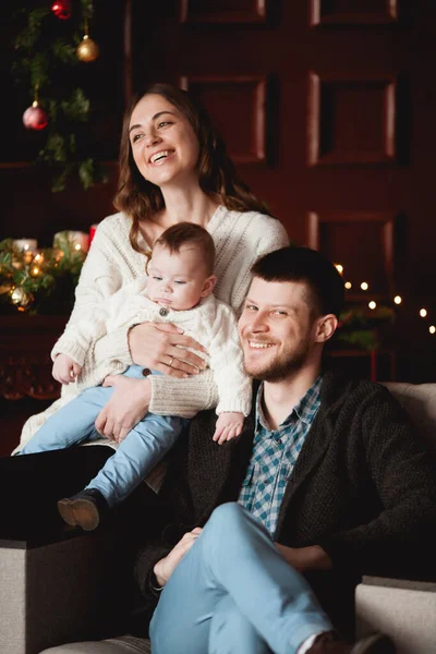 Gelukkige Familie Met Hun Zoon Armen Gezellige Truien Zittend Stoel — Stockfoto