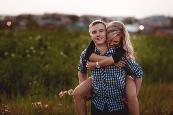 Mutlu çift açık havada eğleniyor.