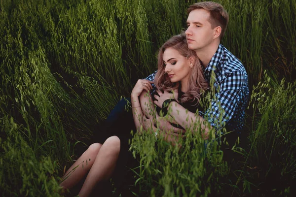 Pareja Feliz Enamorada Divirtiéndose Campo Aire Libre —  Fotos de Stock