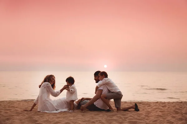 Gelukkig Paar Met Kinderen Het Strand Rechtenvrije Stockfoto's