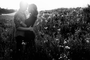 Güzel, genç ve aşık bir çift açık havada eğleniyor.