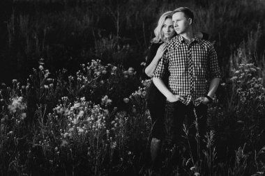 Güzel, genç ve aşık bir çift açık havada eğleniyor.