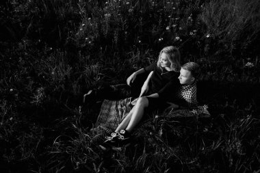 Güzel, genç ve aşık bir çift açık havada eğleniyor.