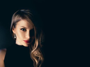 O bir sır biliyor. Makyajlı, kırmızı dudaklı, siyah arka planda izole edilmiş, dumanlı gözlü, seksi ve güzel bir kadının portresi. 