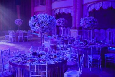 Lüks bir düğün odası. Işıklı, masalı ve sandalyeli. 