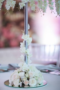 Düğün odasında beyaz çiçeklere yakın çekim