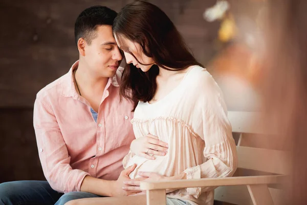 Hermosa Pareja Sentada Banco Mujer Embarazada Con Marido Sobre Fondo —  Fotos de Stock