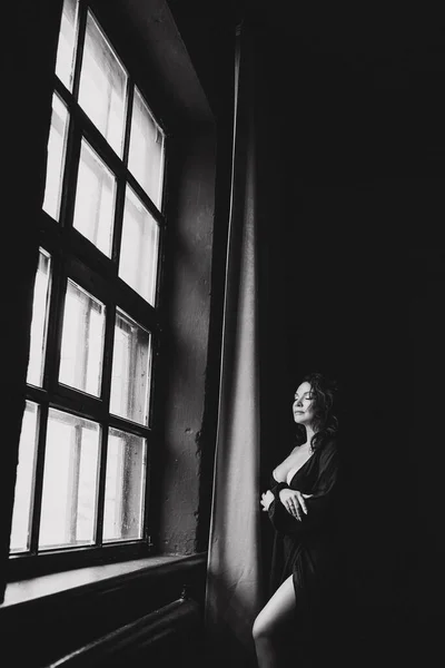 Πανέμορφη Γυναίκα Μαύρο Φόρεμα Που Ποζάρει Στο Στούντιο — Φωτογραφία Αρχείου