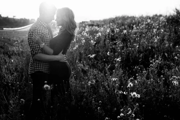 Belo Jovem Casal Apaixonado Divertindo Campo Livre — Fotografia de Stock