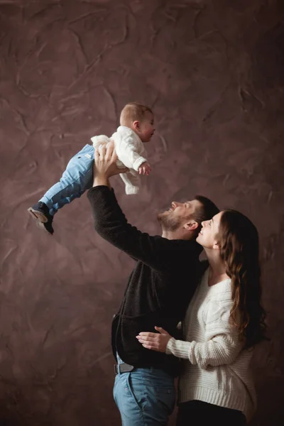 Gelukkig Jong Gezin Gezellige Truien Spelen Met Hun Zoon — Stockfoto