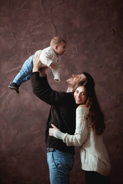 Gelukkig Jong Gezin Gezellige Truien Spelen Met Hun Zoon — Stockfoto